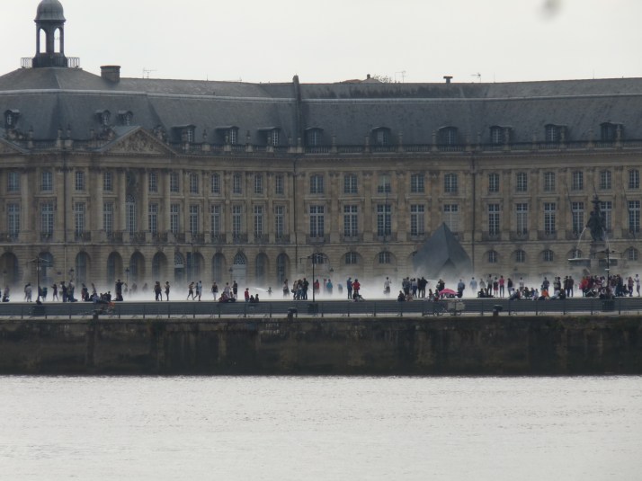Le miroir d'eau à Bordeaux vu de la rive droite